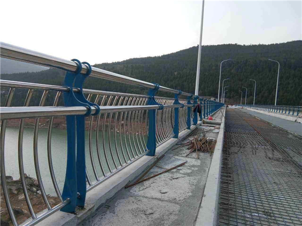 吐鲁番不锈钢桥梁护栏的特点及其在桥梁安全中的重要作用