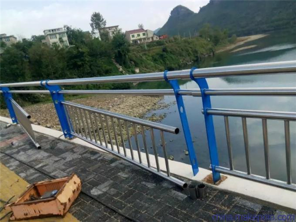 吐鲁番不锈钢复合管护栏是一种卓越的防护材料